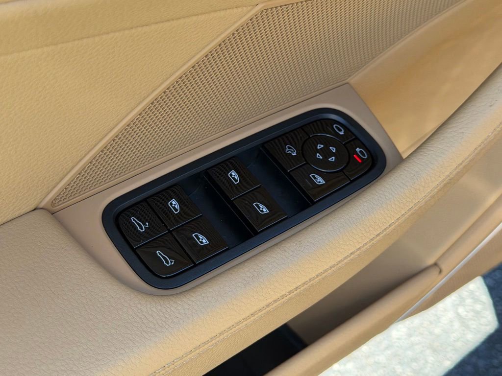 Used 2018 Porsche Panamera image 16