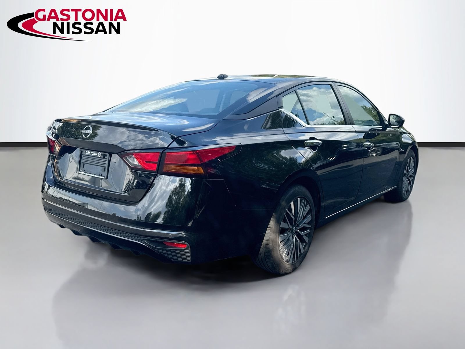 Used 2025 Nissan Altima 2.5 SV FWD image 9