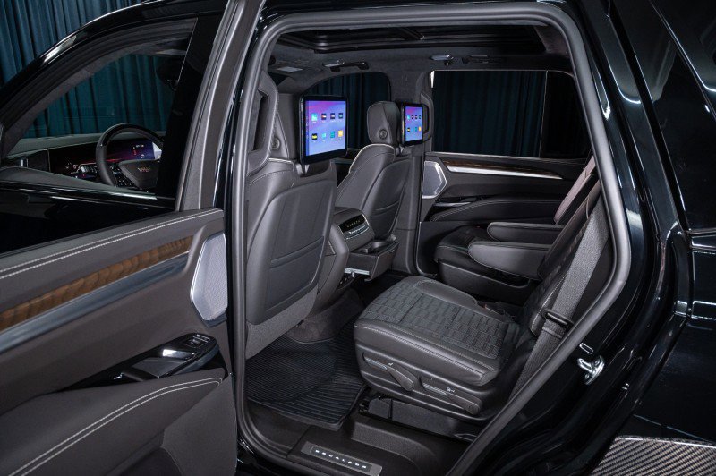 Used 2026 Cadillac Escalade Platinum Sport w/ LPO, ONYX Package AWD/4WD image 33