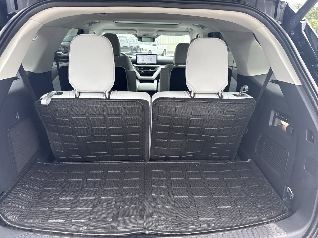 Used 2025 Ford Explorer Platinum w/ Ultimate Package AWD/4WD image 18