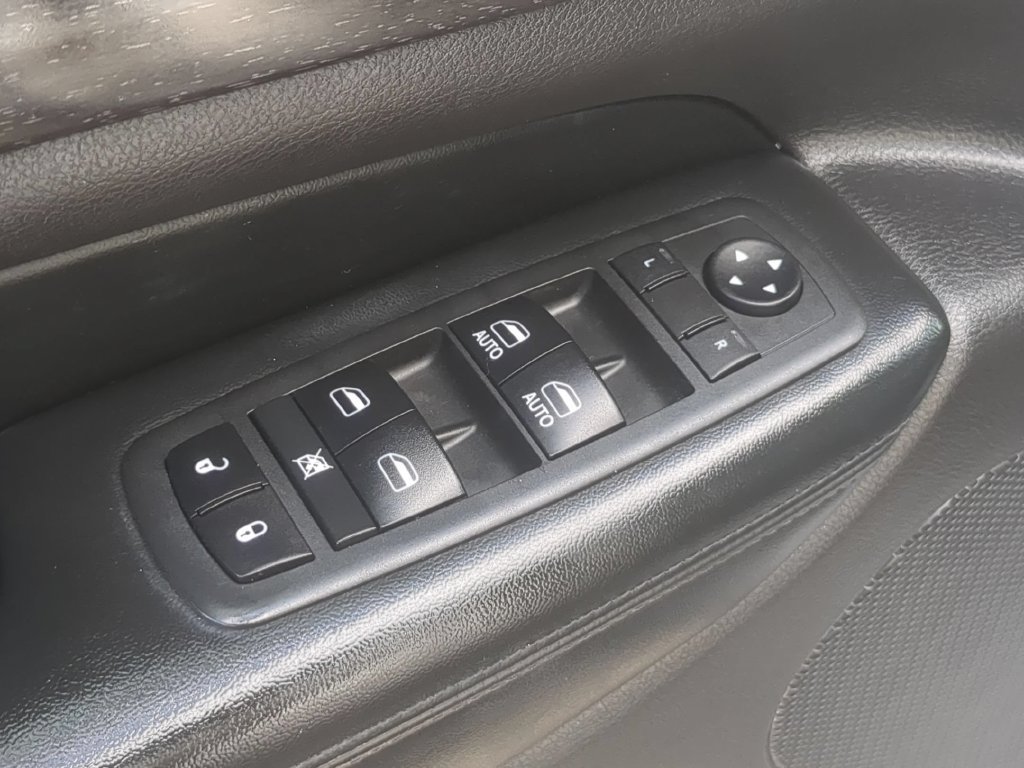 Used 2018 Jeep Grand Cherokee Altitude AWD/4WD image 15