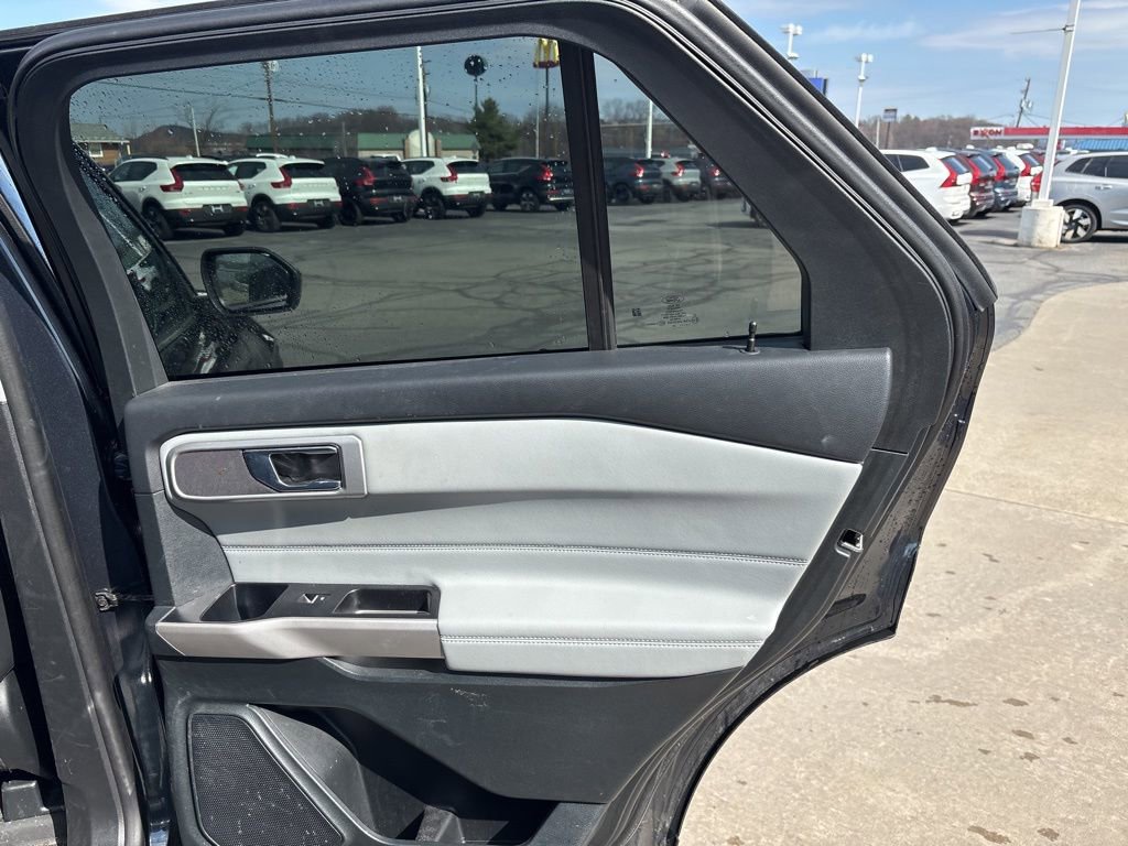 Used 2024 Ford Explorer XLT w/ Equipment Group 202A AWD/4WD image 31