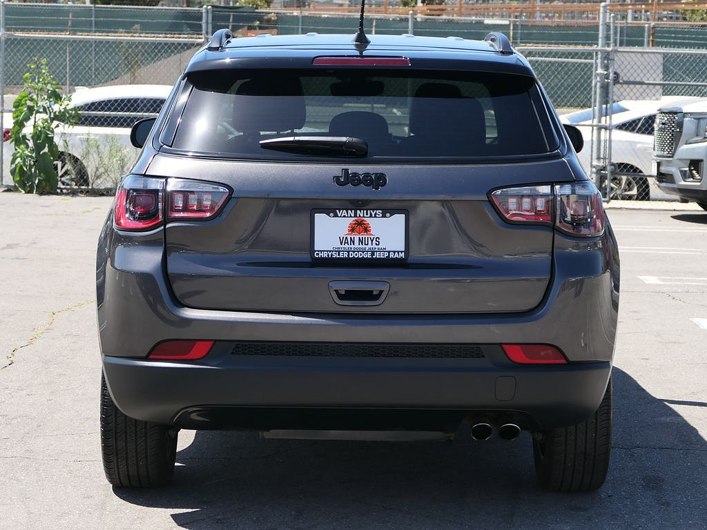 Used 2022 Jeep Compass Latitude FWD image 5