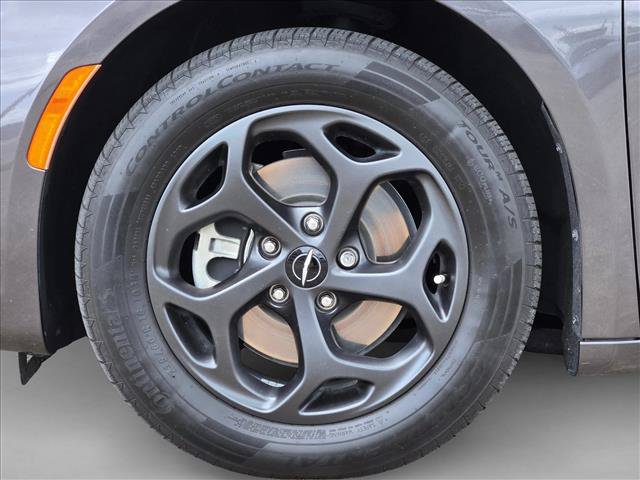 Used 2021 Chrysler Pacifica Limited w/ Uconnect Theater Family Group FWD image 28