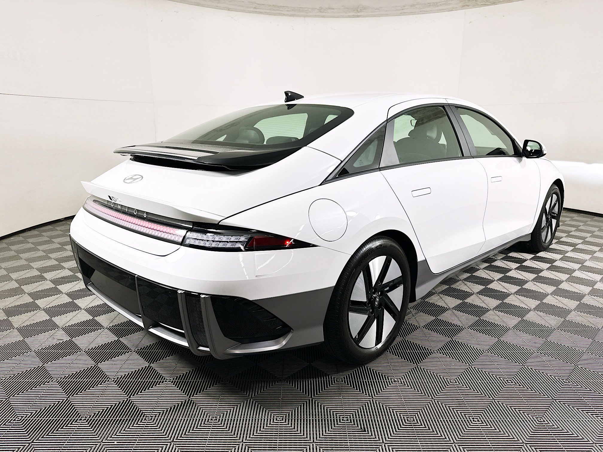 Used 2024 Hyundai Ioniq 6 SE image 3