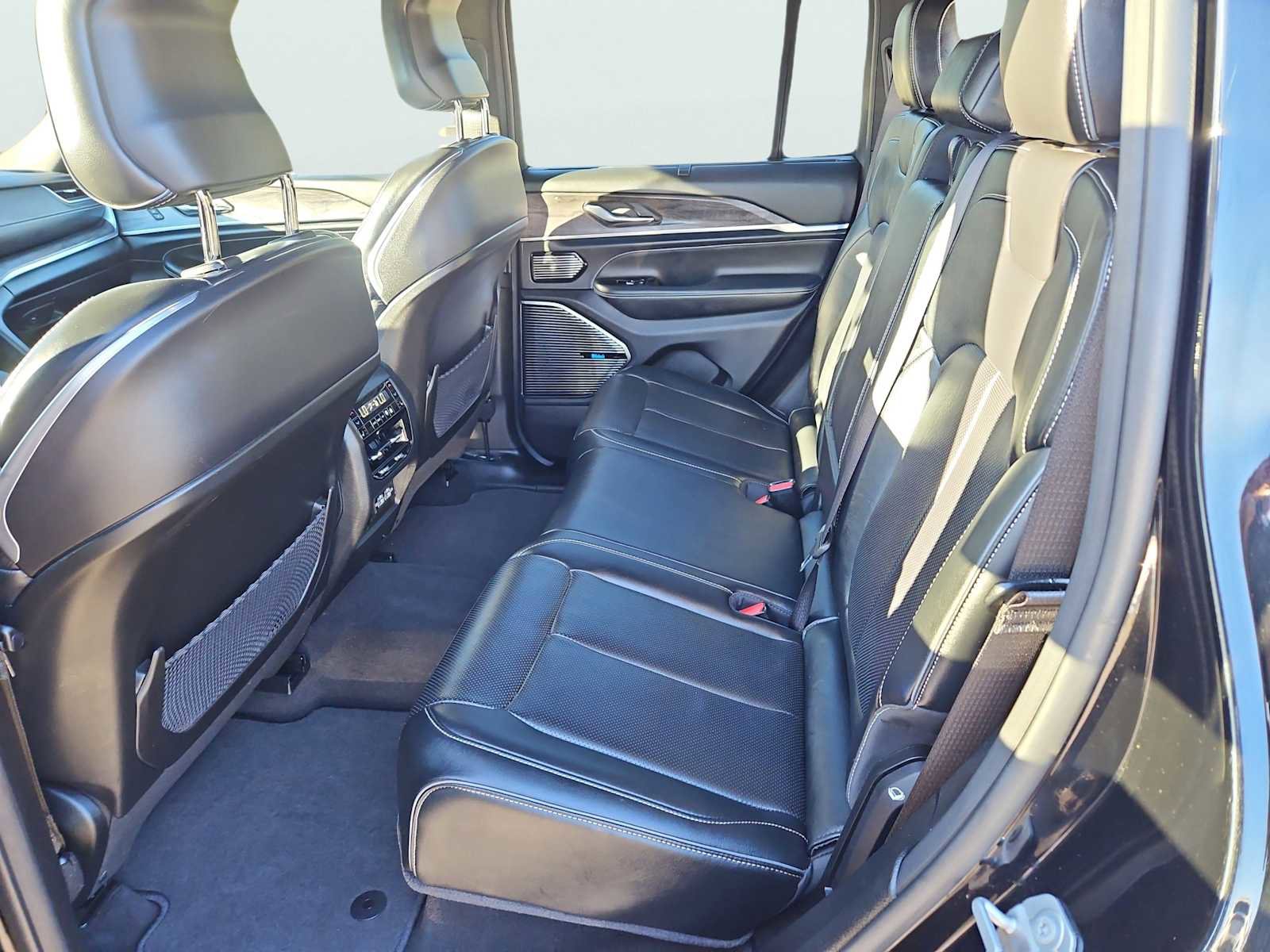 Used 2022 Jeep Grand Cherokee Overland w/ Luxury Tech Group IV image 37