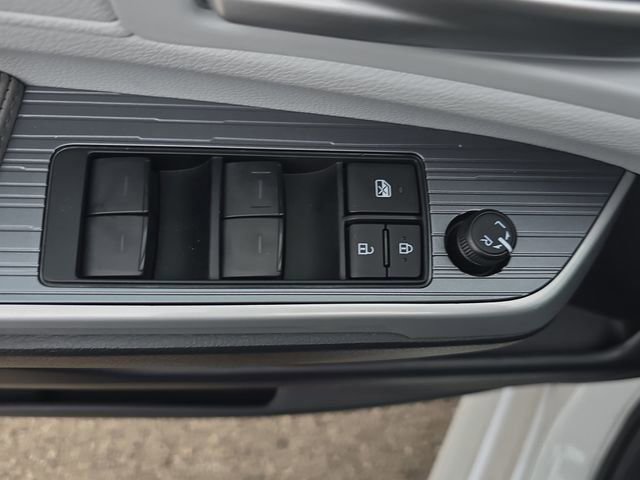 Used 2025 Toyota Sienna XLE image 29