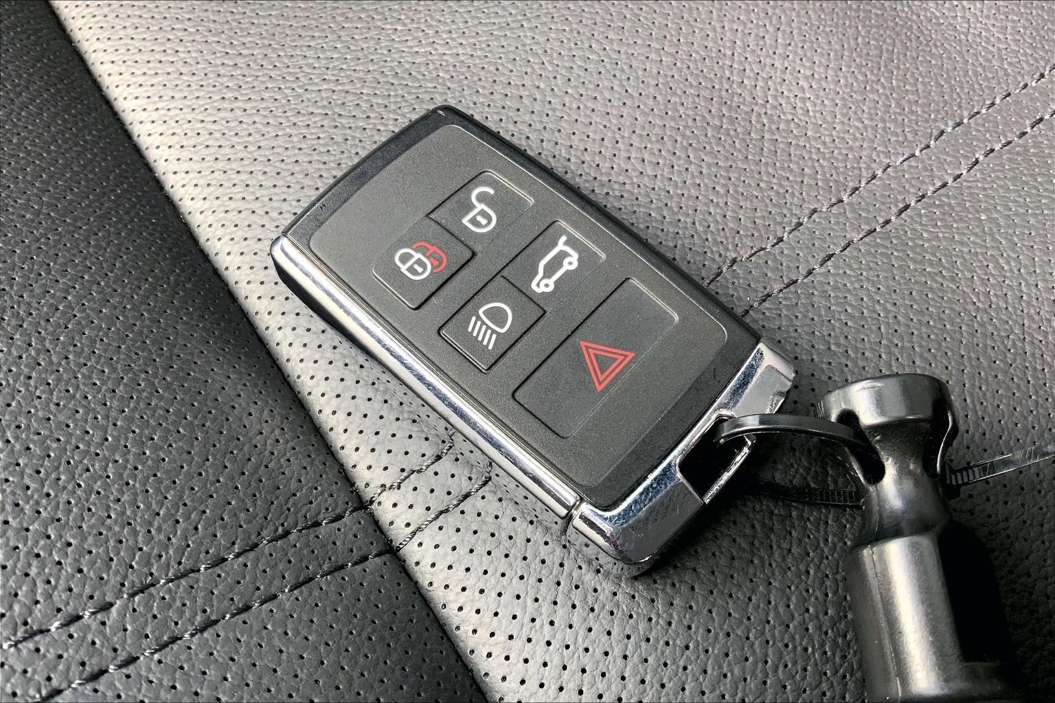 Used 2026 Land Rover Range Rover Velar Dynamic SE AWD/4WD image 13