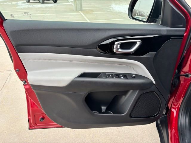 Used 2025 Jeep Compass Limited image 17