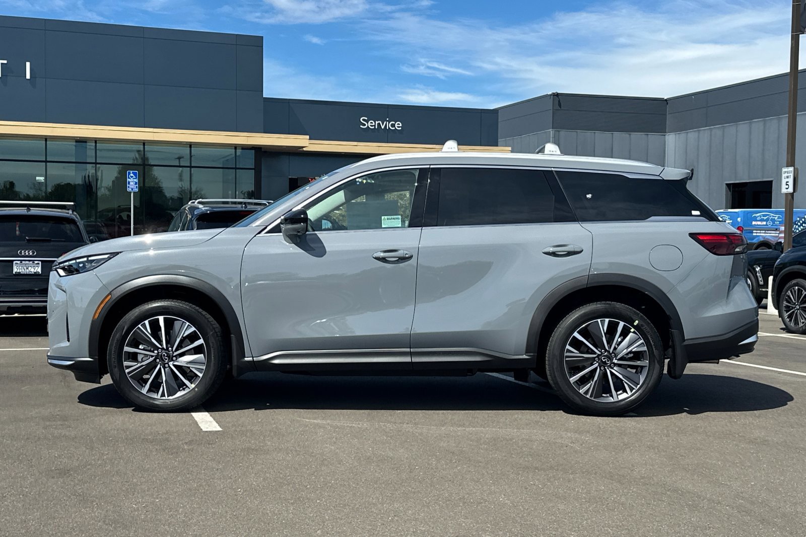New 2027 INFINITI QX60 Luxe w/ Family Package AWD/4WD image 2