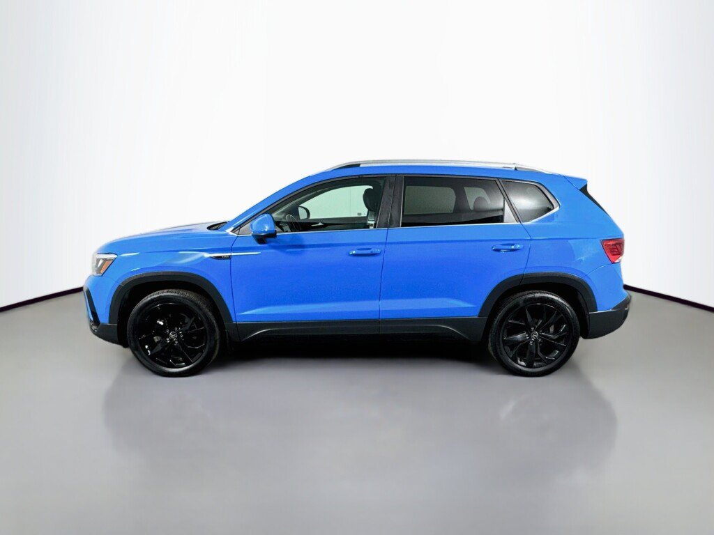 Used 2023 Volkswagen Taos SE w/ Panoramic Sunroof Package AWD/4WD image 2