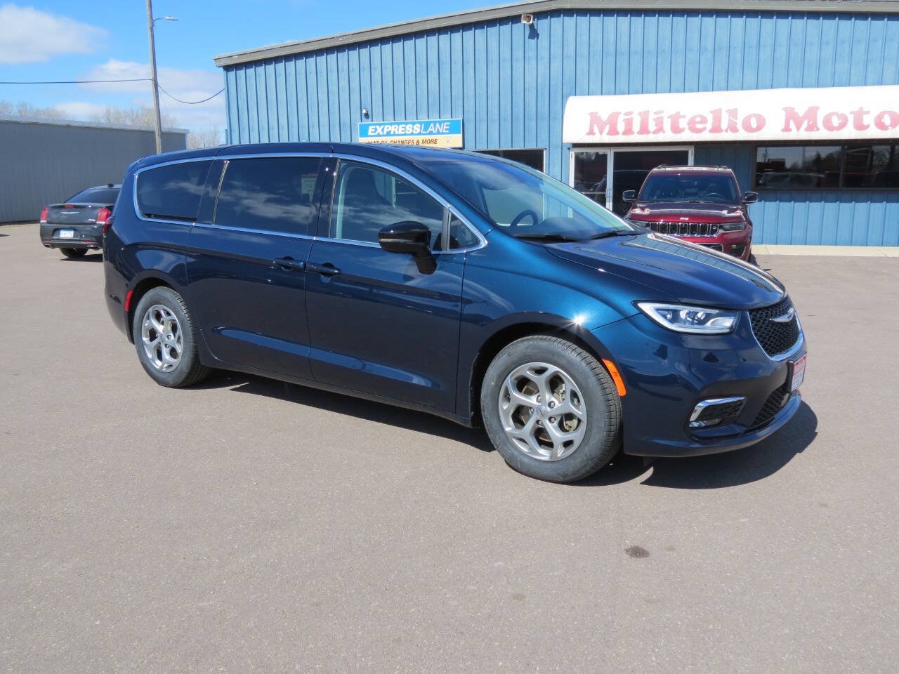 Used 2024 Chrysler Pacifica Limited w/ Trailer Tow Group FWD image 2