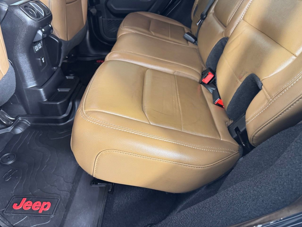 Used 2020 Jeep Wrangler Unlimited Sahara image 24