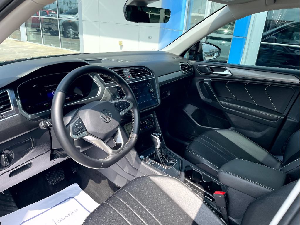 Used 2024 Volkswagen Tiguan SE w/ Panoramic Sunroof Package FWD image 12