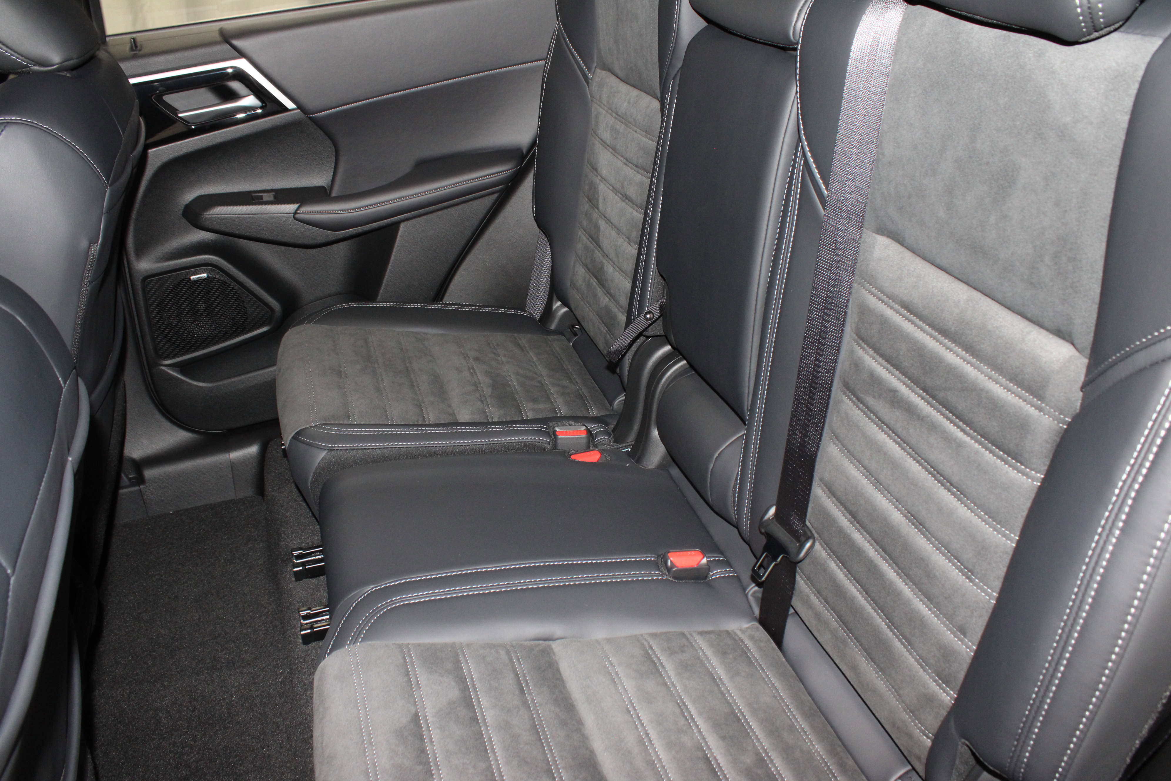 New 2025 Mitsubishi Outlander SE image 14