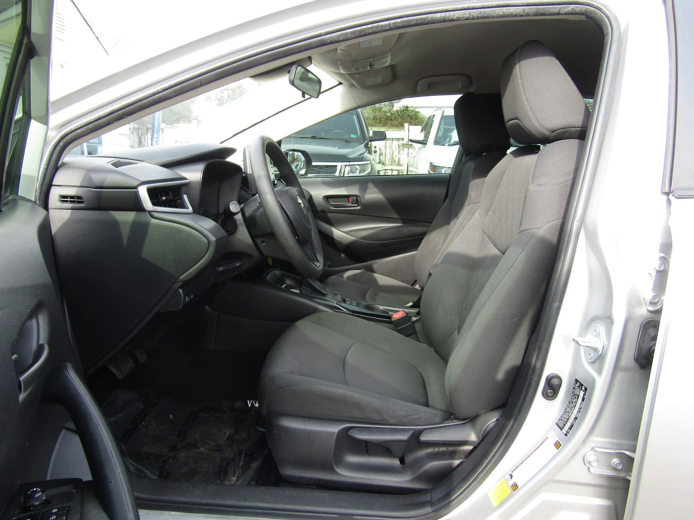Used 2022 Toyota Corolla LE image 9