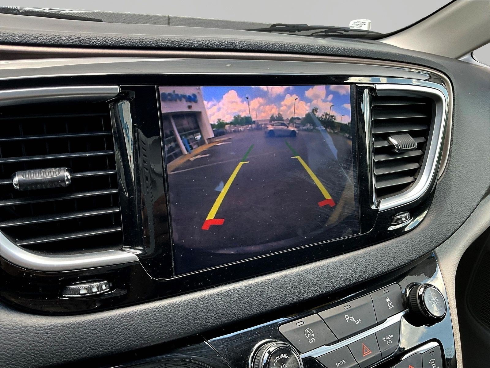 Used 2018 Chrysler Pacifica Touring-L Plus FWD image 14