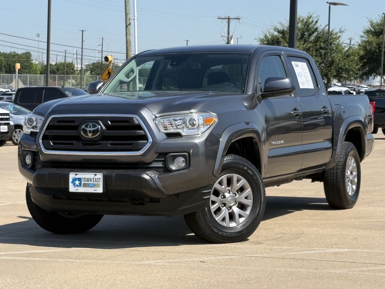 Used 2018 Toyota Tacoma SR5 RWD image 2