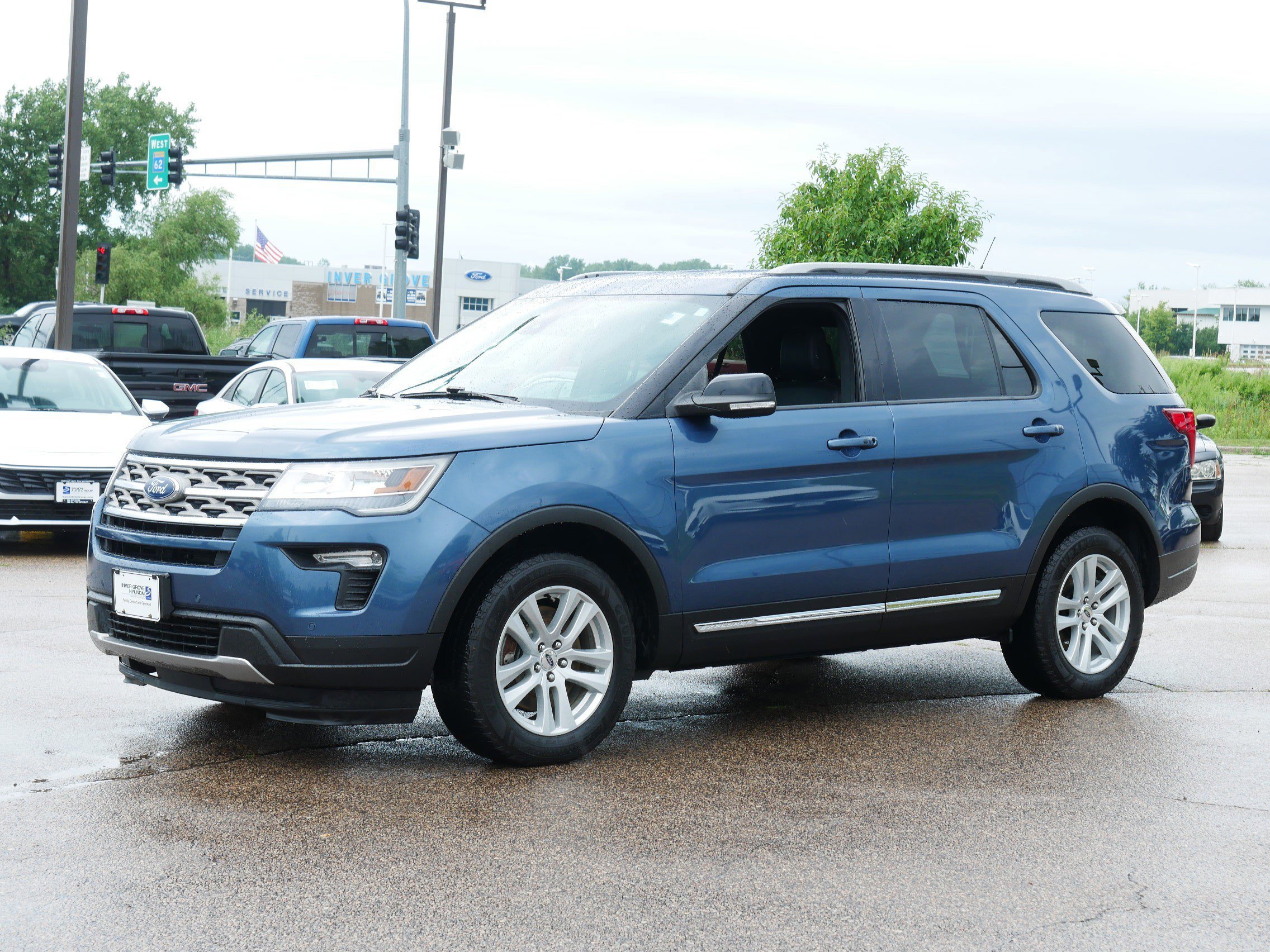 Used 2018 Ford Explorer XLT w/ Equipment Group 202A AWD/4WD image 2