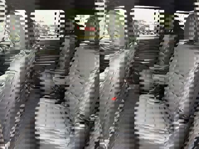 Used 2025 Chevrolet Traverse LT image 13