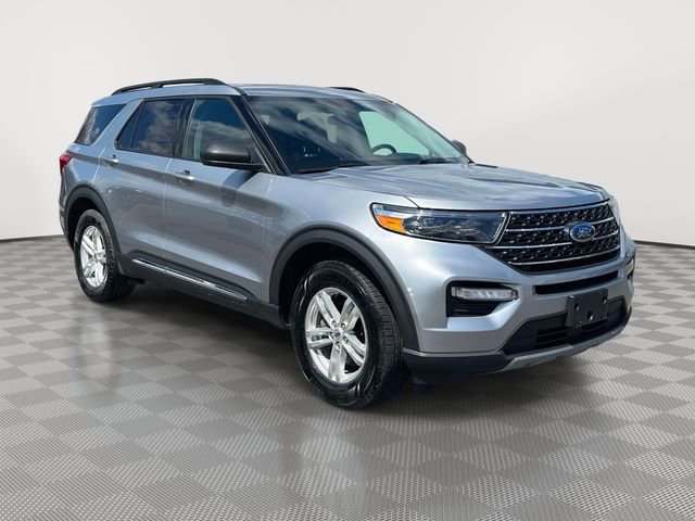 Used 2022 Ford Explorer XLT w/ Equipment Group 202A AWD/4WD image 2
