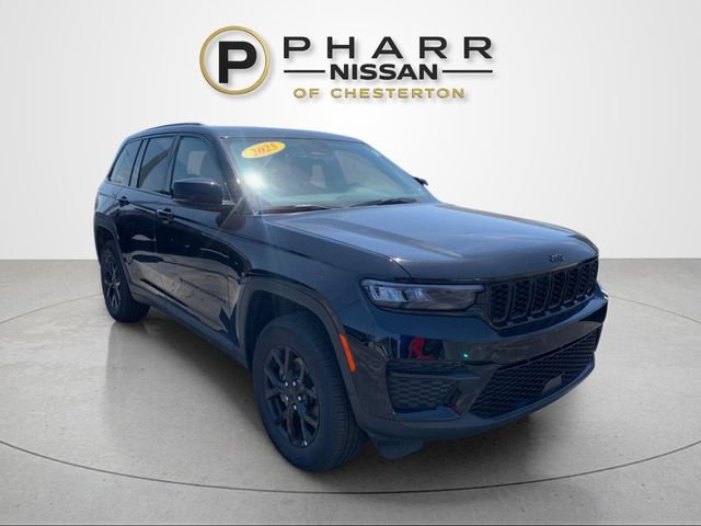 Used 2025 Jeep Grand Cherokee Altitude AWD/4WD image 5