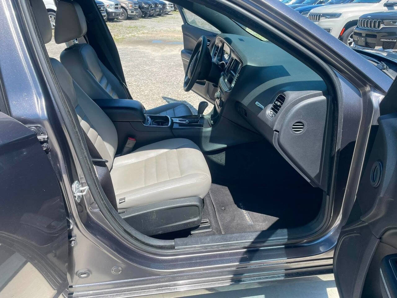 Used 2014 Dodge Charger SE RWD image 31