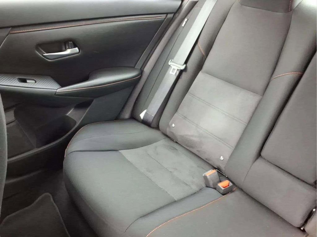 Used 2025 Nissan Sentra SR image 16