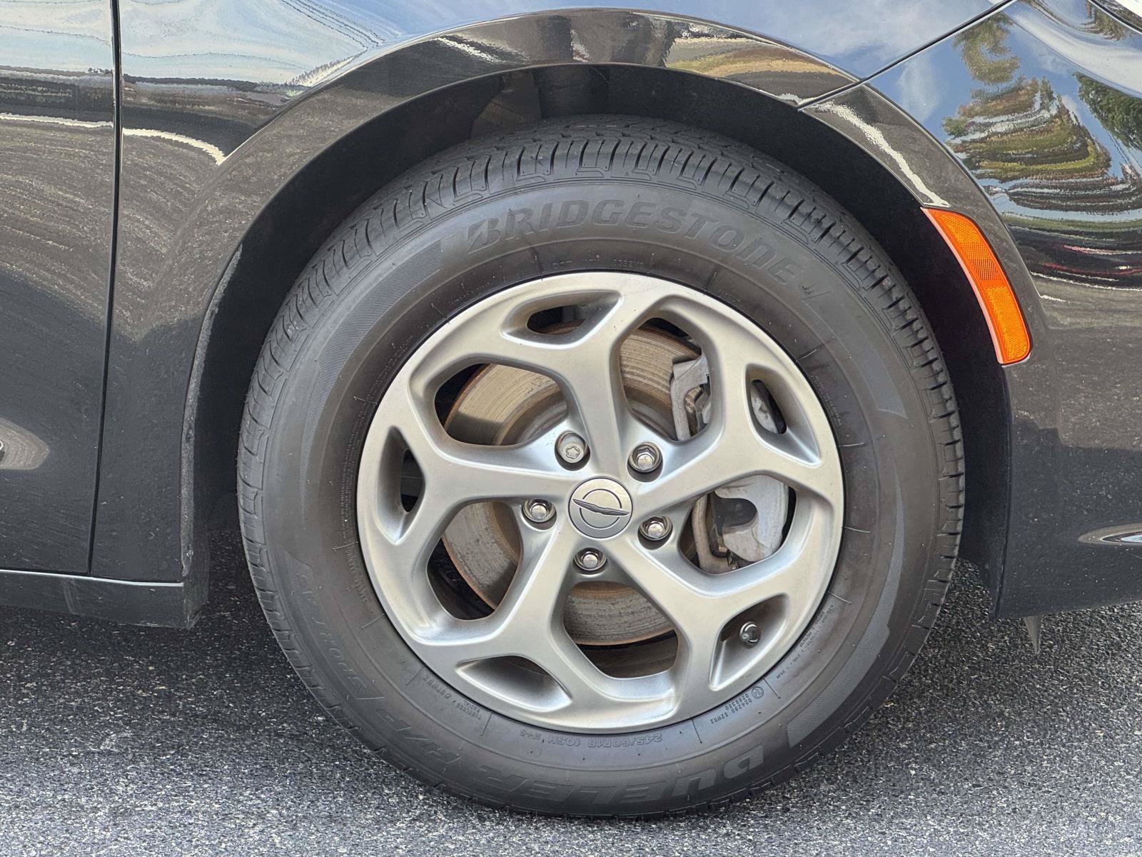 Used 2023 Chrysler Pacifica Limited w/ Uconnect Theater Family Group AWD/4WD image 6