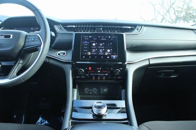 Used 2024 Jeep Grand Cherokee Laredo image 17