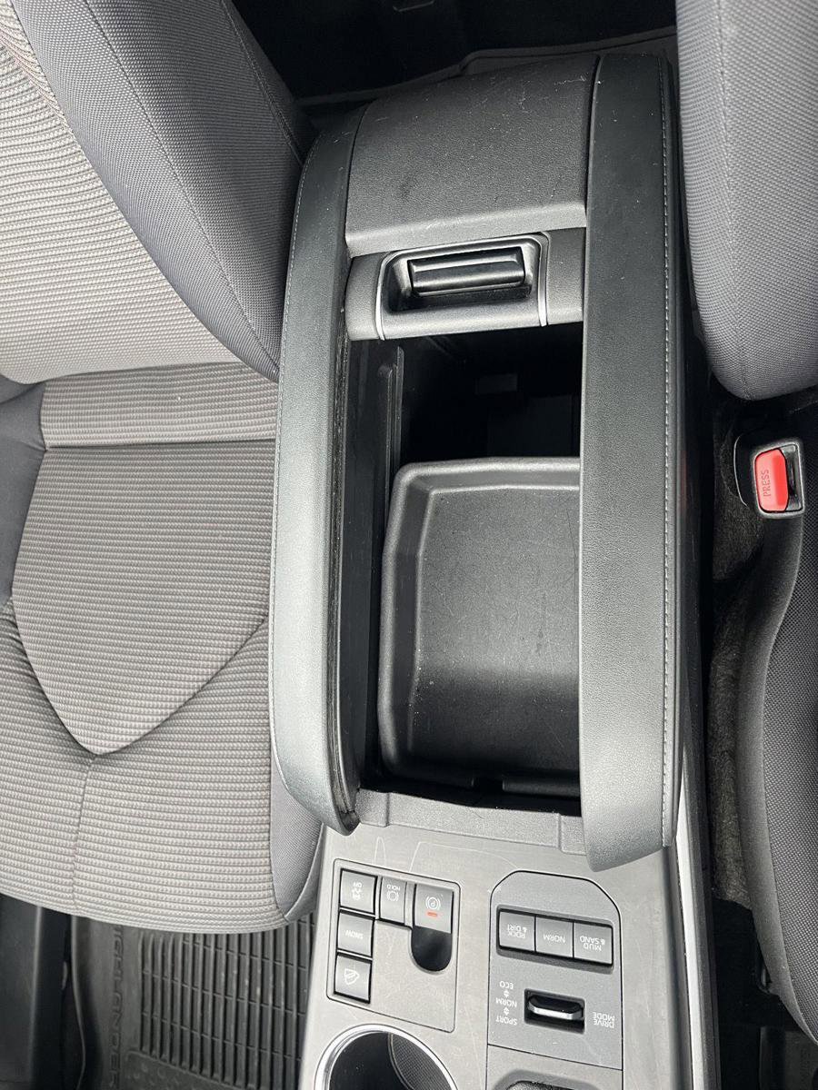 Used 2024 Toyota Highlander LE image 21