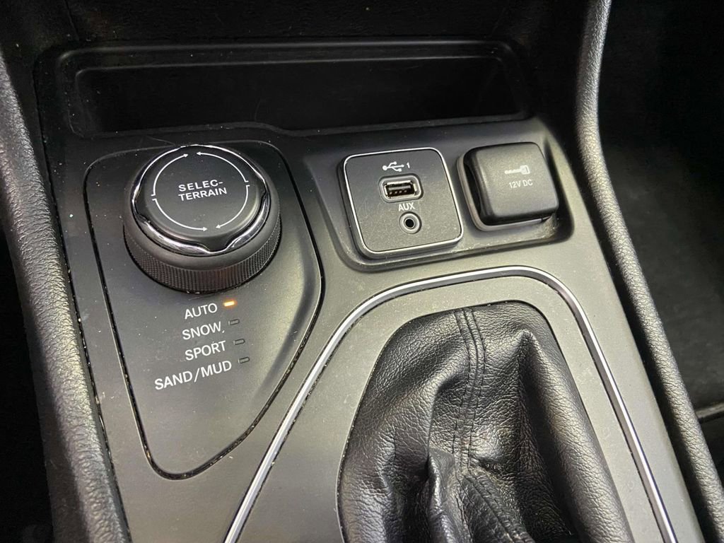 Used 2021 Jeep Cherokee Latitude AWD/4WD image 23