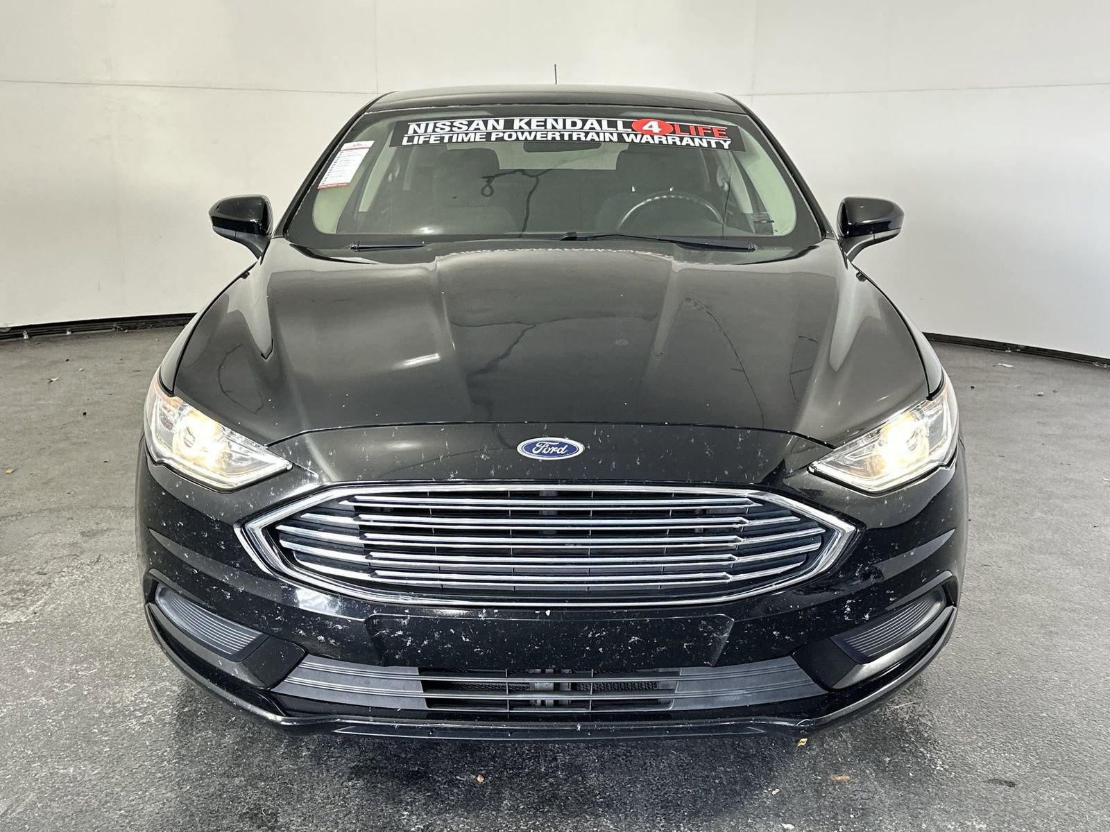 Used 2017 Ford Fusion SE w/ Fusion SE Technology Package image 3