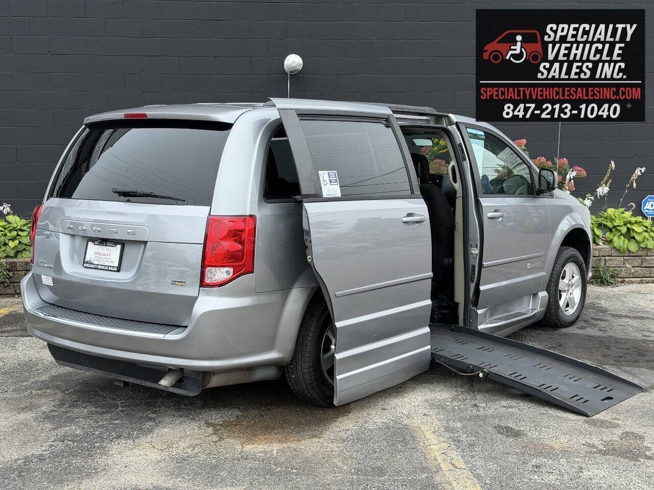 Used 2013 Dodge Grand Caravan SXT FWD image 1