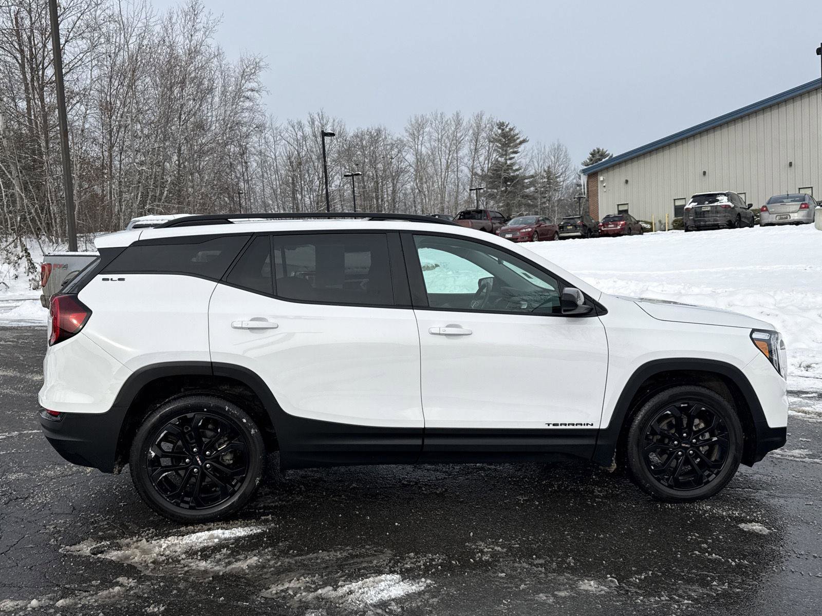 Used 2022 GMC Terrain SLE w/ Driver Convenience Package image 9