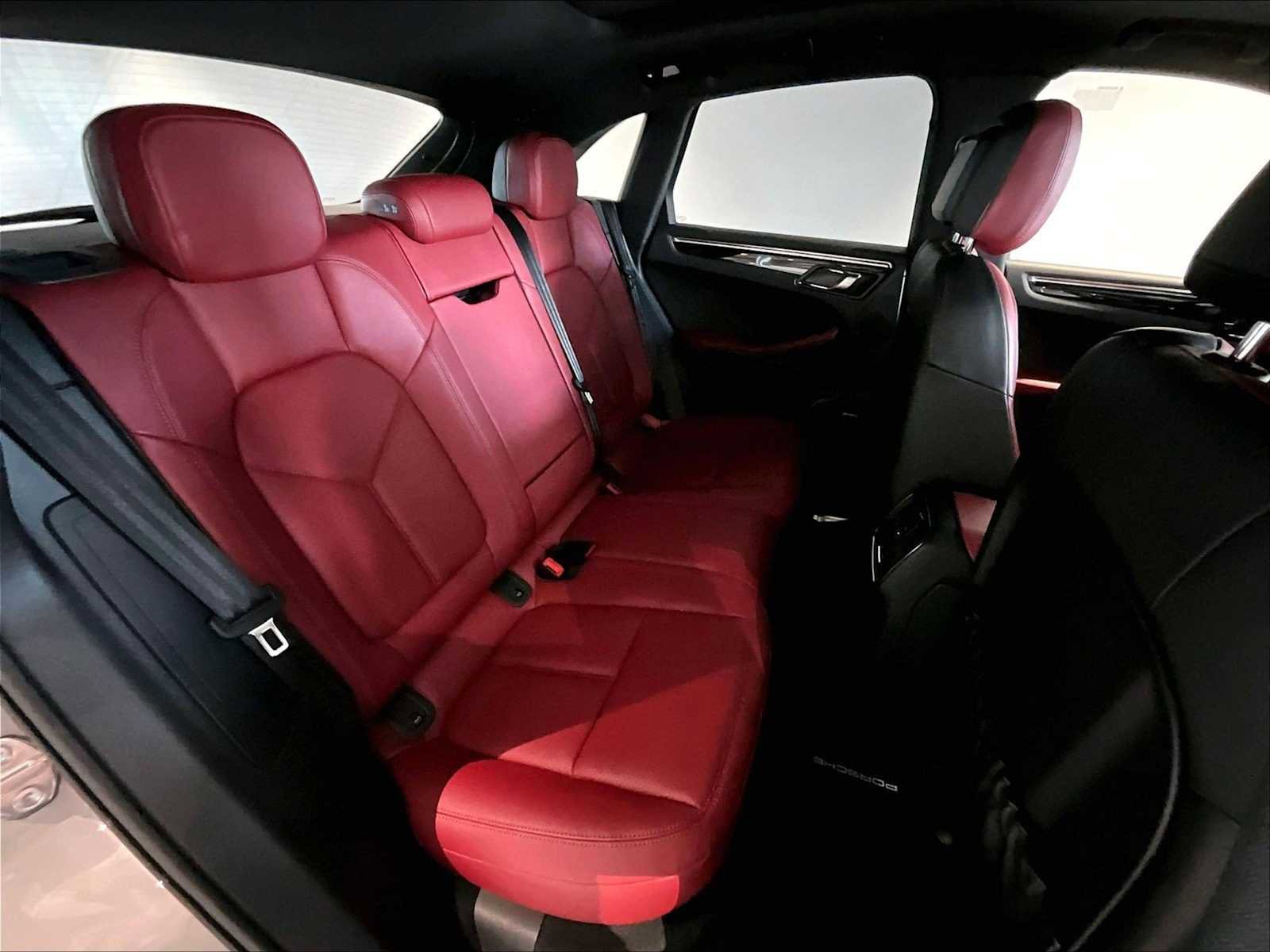 Used 2025 Porsche Macan image 32