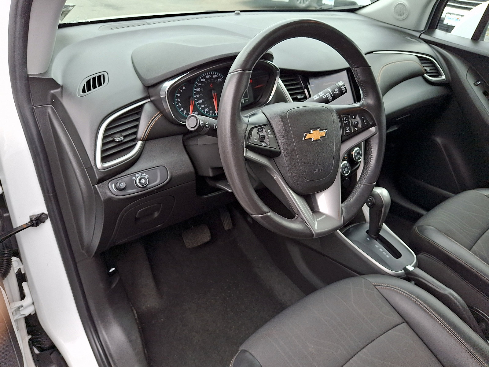 Used 2022 Chevrolet Trax LT w/ Driver Confidence Package image 26