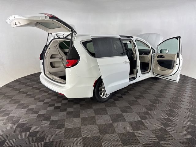 Used 2023 Chrysler Pacifica Touring-L FWD image 14