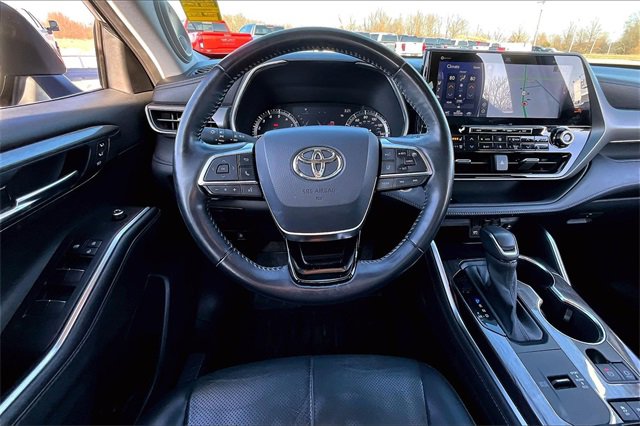 Used 2021 Toyota Highlander Limited image 8