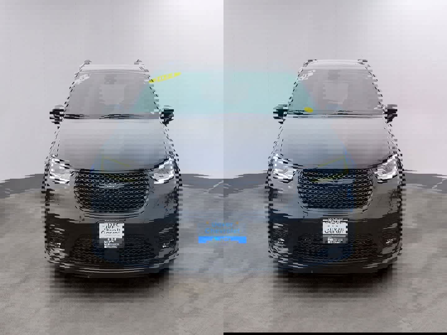 Used 2024 Chrysler Pacifica Premium image 2