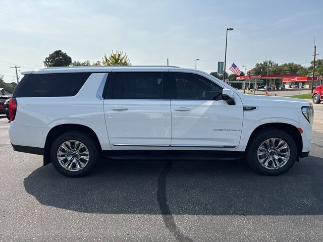 Used 2022 GMC Yukon XL Denali w/ Advanced Technology Package image 6
