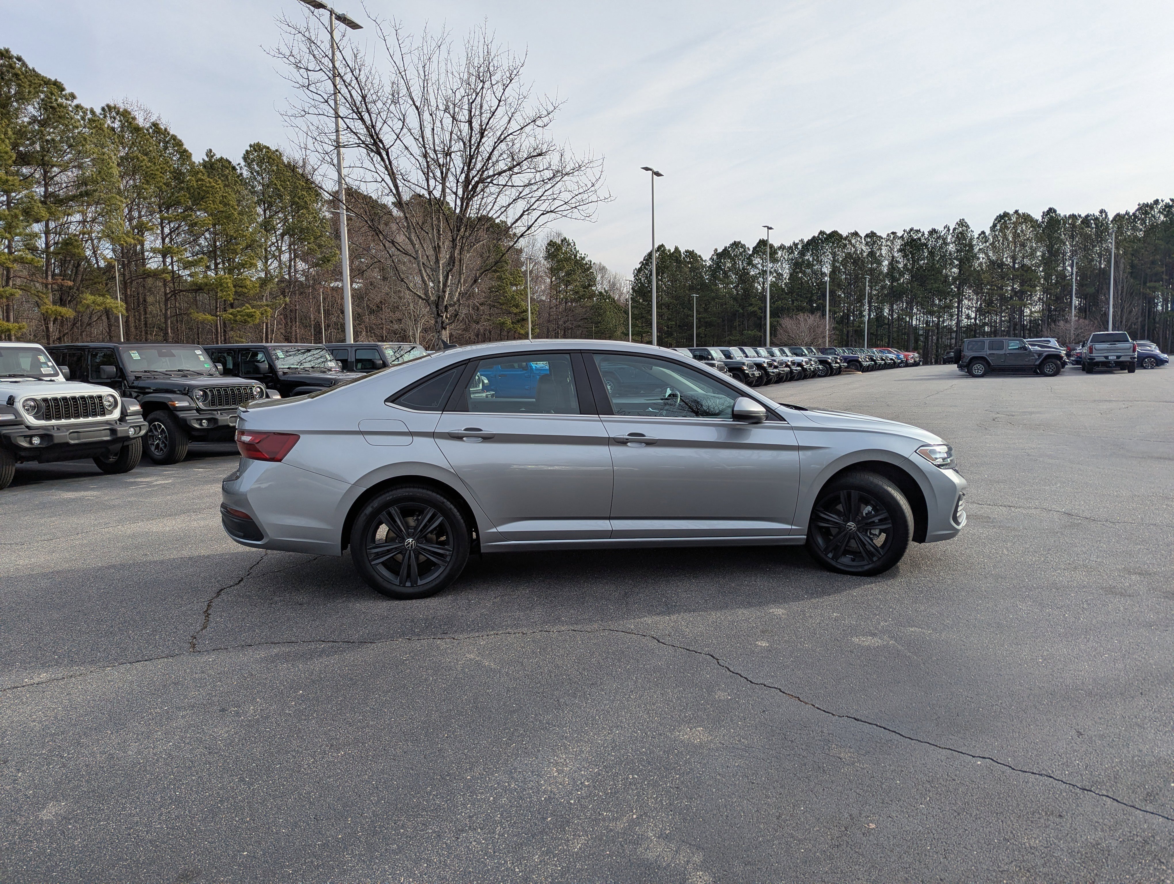 Used 2023 Volkswagen Jetta SE w/ Panoramic Sunroof Package image 4