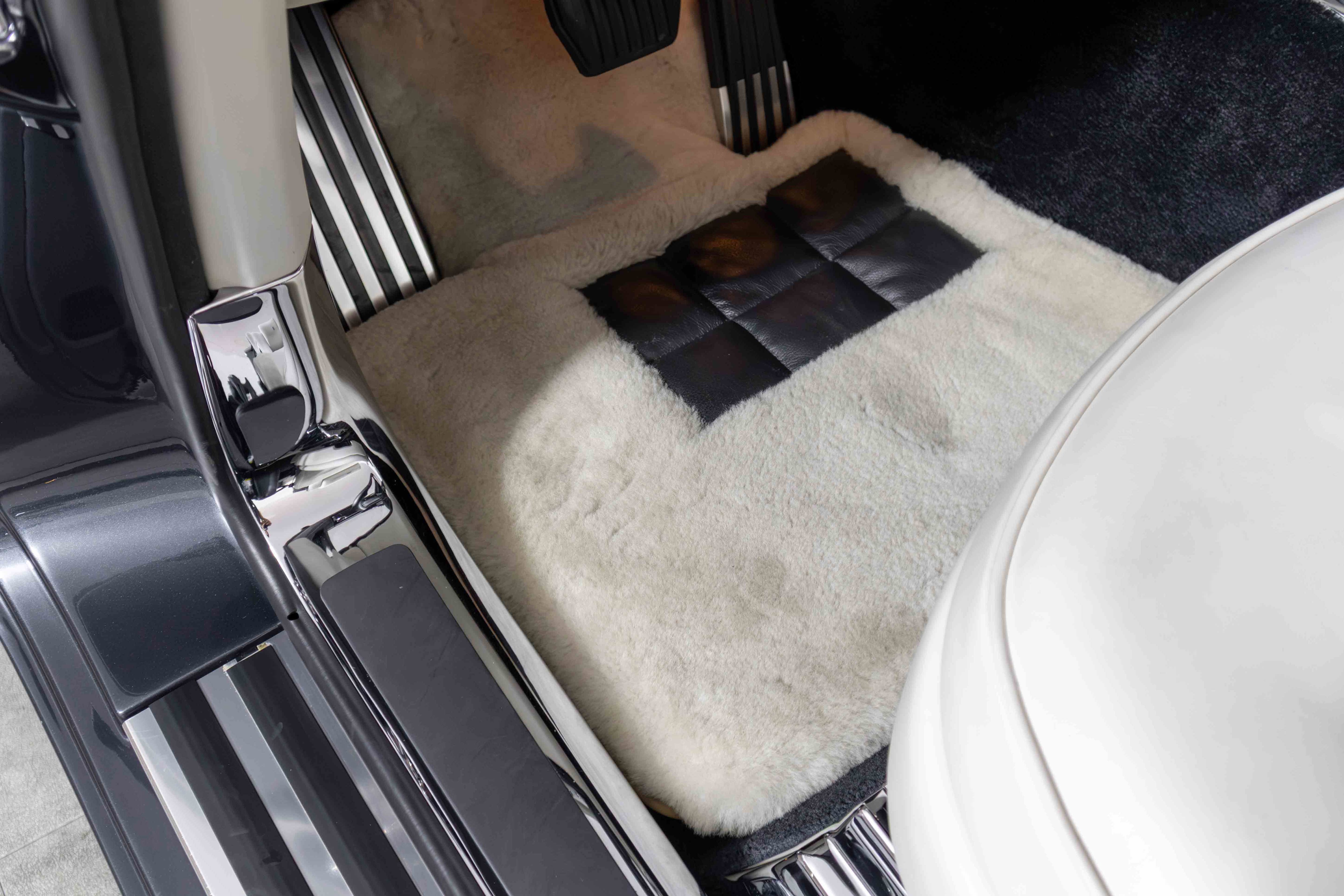 Used 2013 Rolls-Royce Phantom Drophead Coupe image 42