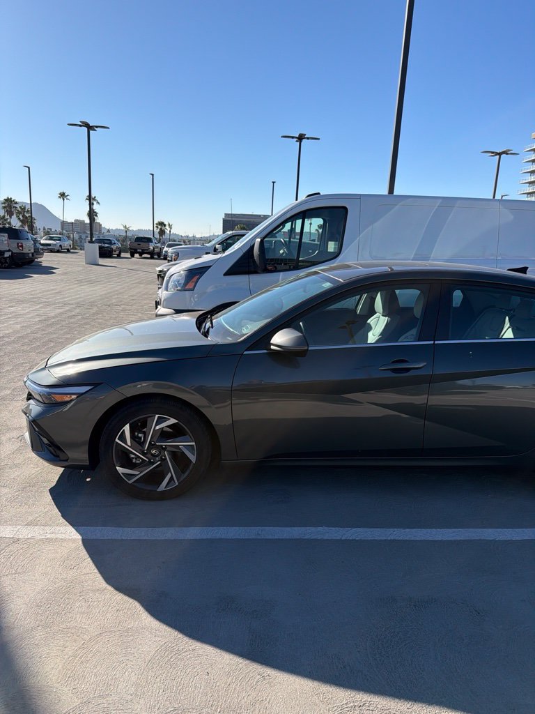 Used 2025 Hyundai Elantra Limited FWD image 2