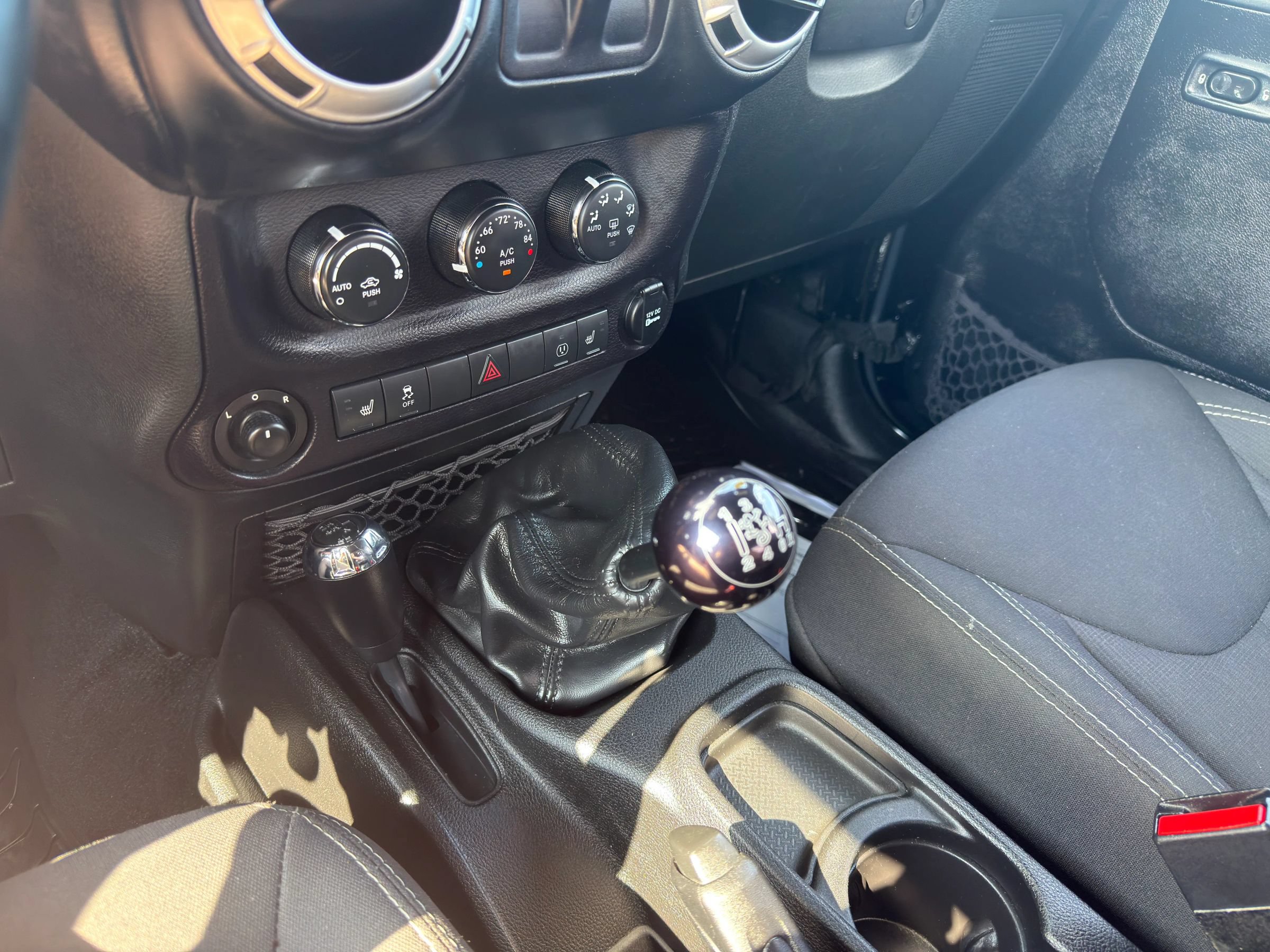 Used 2015 Jeep Wrangler Rubicon w/ Power Convenience Group AWD/4WD image 22