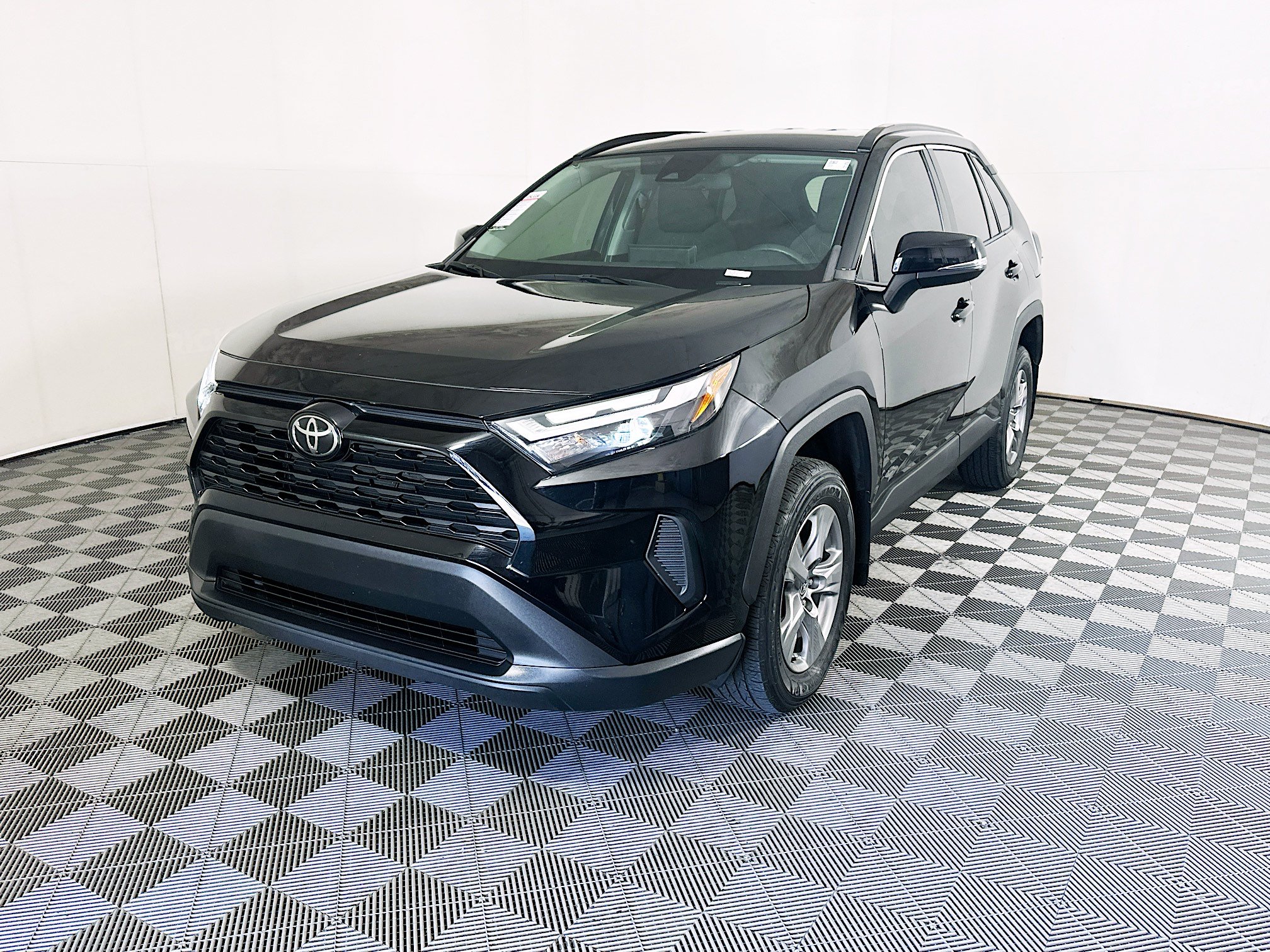 Used 2024 Toyota RAV4 XLE FWD image 7