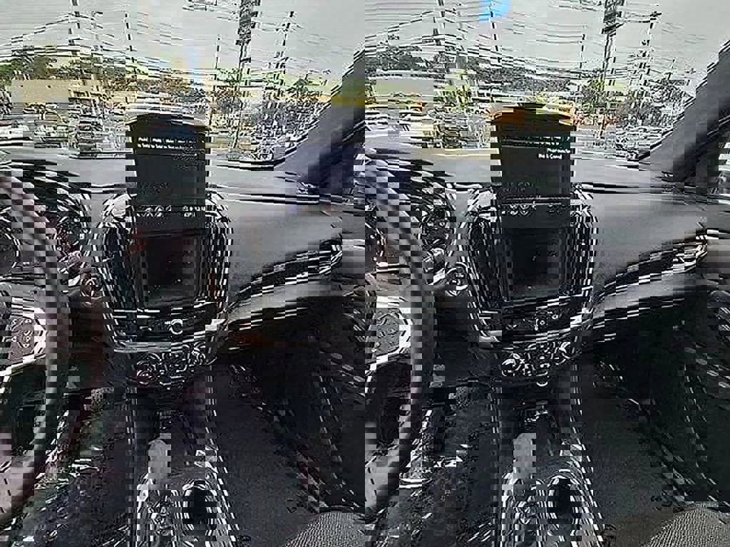 Used 2023 Chevrolet Traverse LT image 29