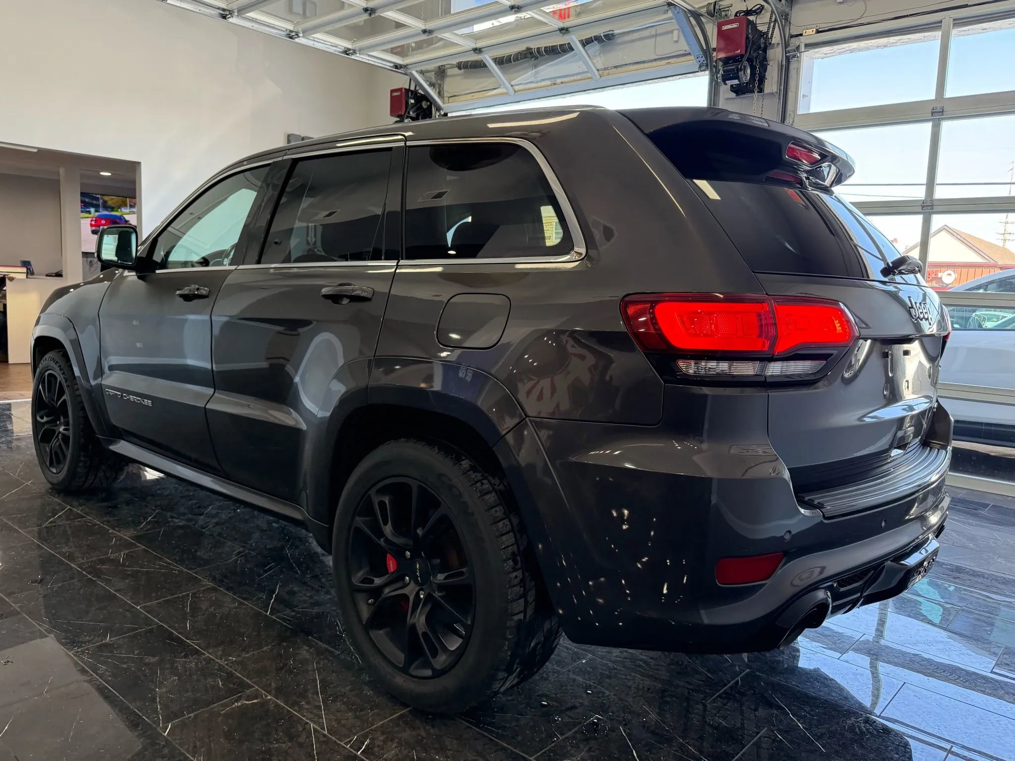 Used 2015 Jeep Grand Cherokee SRT image 4