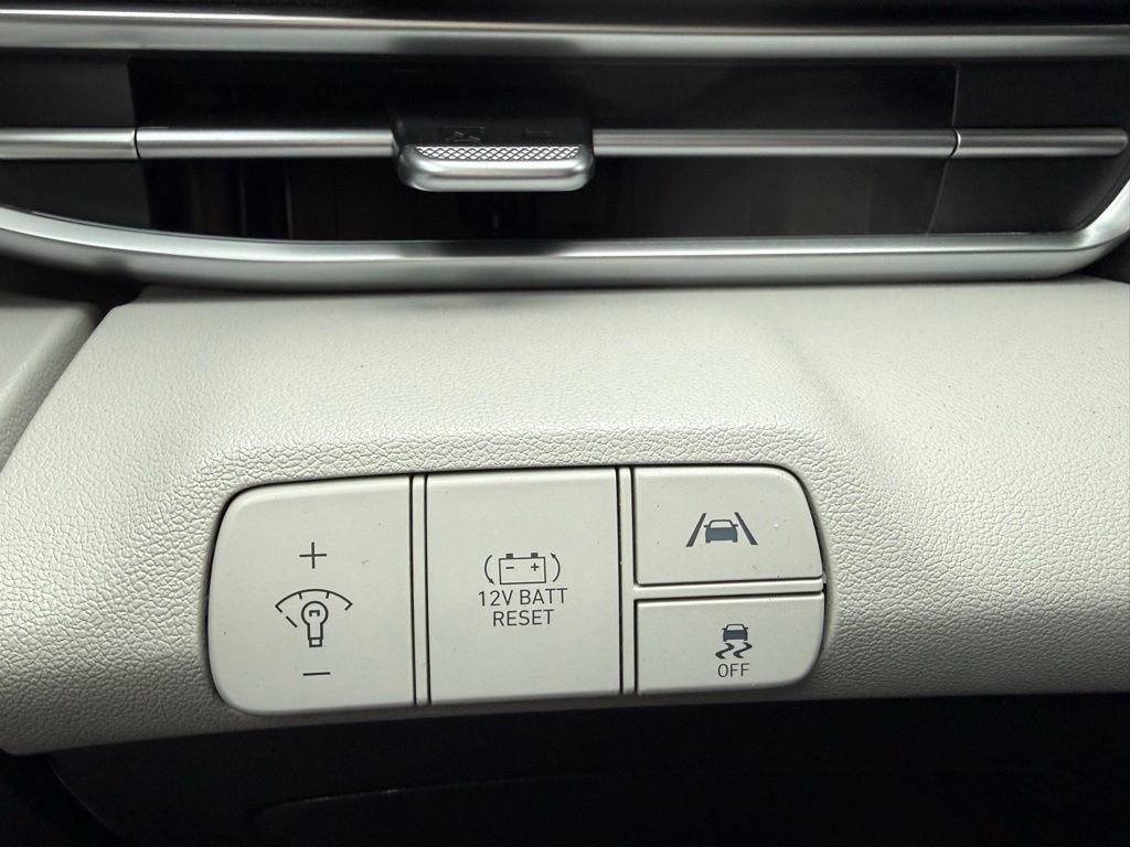 Used 2023 Hyundai Elantra Limited w/ Winter Weather Package image 27