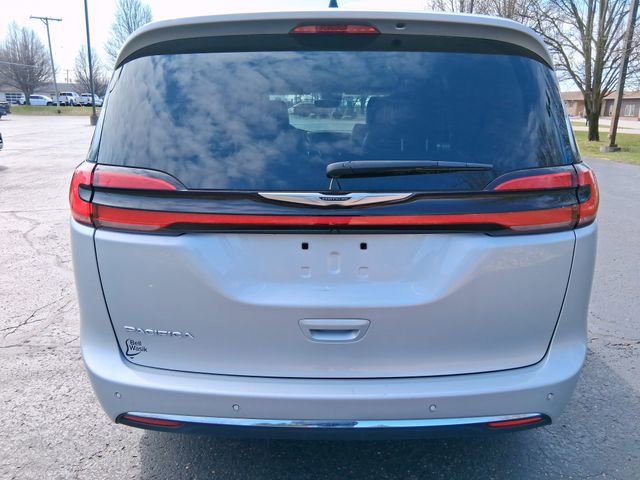 Used 2024 Chrysler Pacifica Touring-L FWD image 4